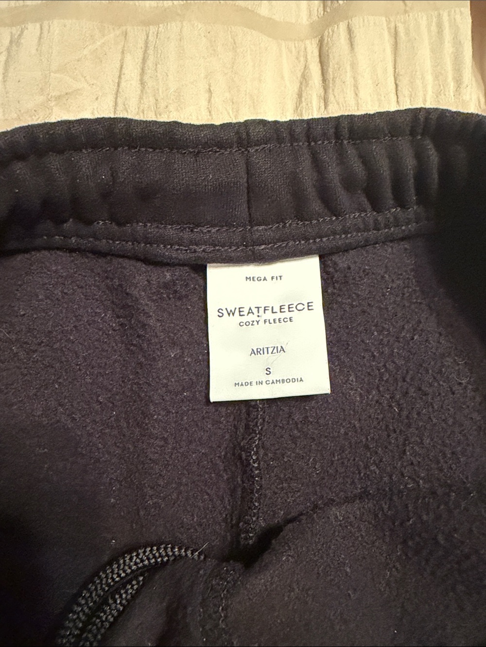 Aritzia black cozy sweatfleece mega cargo mid thigh shorts small - Picture 4 of 9